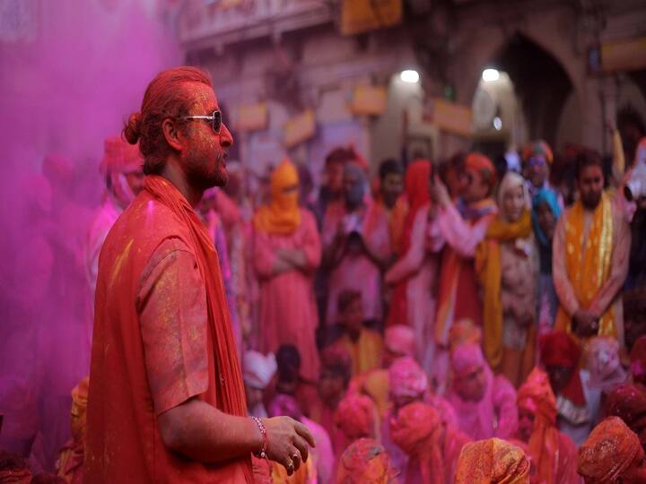 इस अनूठी होली को देखने सैकड़ों की संख्या में लोग बरसाना आते हैं. इस दौरान सभी लोग होली के रंग में रंगे रहते हैं. 