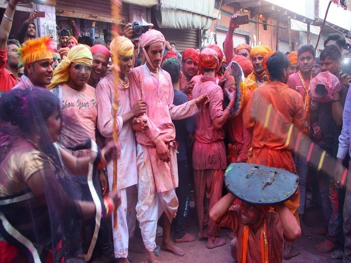 लठमार होली के दौरान काफी संख्या में लोग पहुंचते हैं. इसके लिए शांति व्यवस्था बनाए रखने के लिए पुलिस प्रशासन की भी तैनाती रहती है. 
