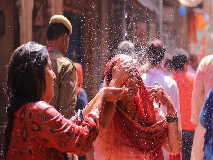 लठमार होली यहां कि पुरानी परंपरा है जिसे हर साल फाल्गुन मास की नवमीं के दिन मनाया जाता है.