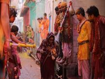 होली 2019: बरसाना की खूबसूरत होली, यहां देखें रंग और गुलाल में सराबोर लोगों की तस्वीरें