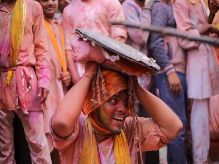 होली के दिन लोग अपने रिश्तेदारों के यहां जाते हैं. सभी लोग एक जगह इकट्ठा होकर होली खेलते हैं. 