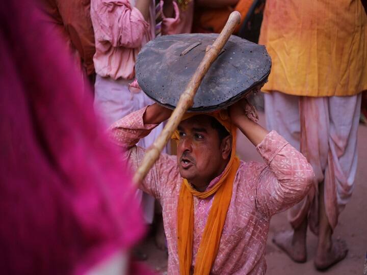 लठमार होली में महिलाएं पुरुषों पर लाठियां बरसाती हैं. इस दौरान पुरूष हंसते हुए ढाल से अपना बचाव करते हैं. यह दृश्य काफी मनोरंजक होता है. 