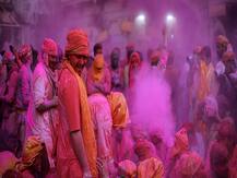 होली 2019: बरसाना की खूबसूरत होली, यहां देखें रंग और गुलाल में सराबोर लोगों की तस्वीरें