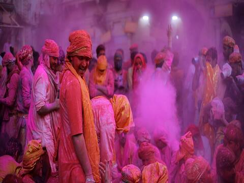 होली 2019: बरसाना की खूबसूरत होली, यहां देखें रंग और गुलाल में सराबोर लोगों की तस्वीरें होली 2019: बरसाना की खूबसूरत होली, यहां देखें रंग और गुलाल में सराबोर लोगों की तस्वीरें