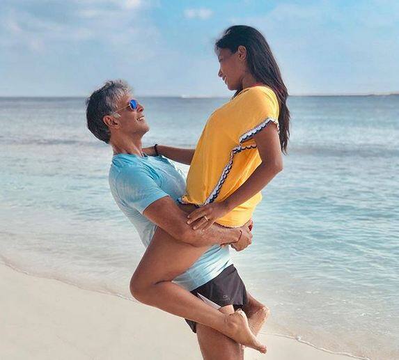 पिछले साल ही 53 वर्षीय मिलिंद सोमन ने 27 वर्षीय अंकिता कोंवर से शादी की थी. 