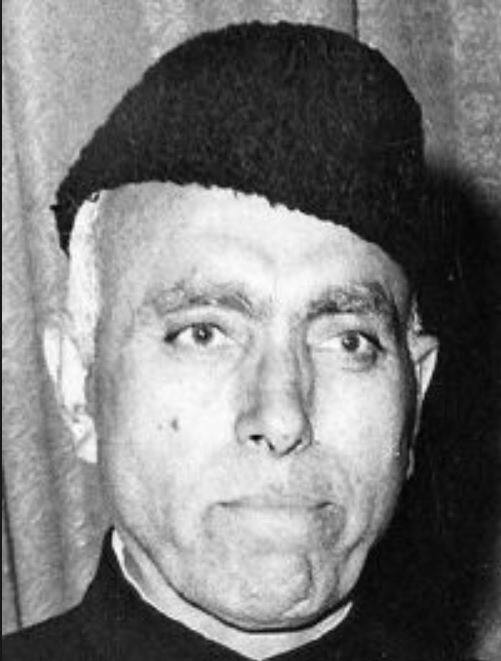 शेख अब्दुल्लाह जम्मू कश्मीर के मुख्यमंत्री थे. वह सीएम पद पर तीन बार रहे. उन्हें शेर-ए-कश्मीर भी कहा जाता है. सत्ता में रहते हुए इनका निधन 1982 में हुआ. 