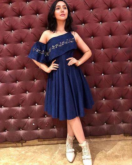  अश्नूर कौर सिर्फ 14 साल की हैं लेकिन नेम-फेम में वे बाकी चाइल्ड आर्टिस्ट से कहीं आगे निकल गई हैं. अश्नूर टीवी सीरिज के अलावा कई फिल्में भी   कर चुकी हैं. अश्नूर को इंस्टाग्राम पर 1.6 मिलियन लोग फॉलो करते हैं. लेकिन अभी तक ये सामने नहीं आ पाया है कि अश्नूर कितना कमाती हैं. 