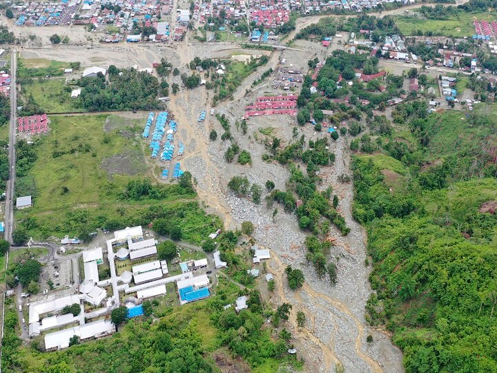 इंडोनेशिया बाढ़ से अबतक 80 लोगों की मौत, मलबे में फंसा 5 महीने का बच्चा जिंदा मिला 