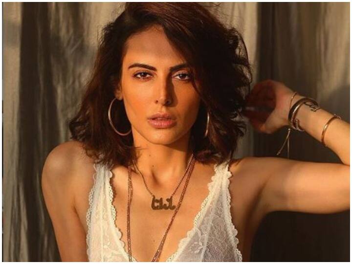 Mandana Karimi topless photo getting viral over social media मंदाना करीमी ने इंटाग्राम पर पोस्ट की टॉपलेस तस्वीर, इंटरनेट पर तेजी से हो रही है वायरल