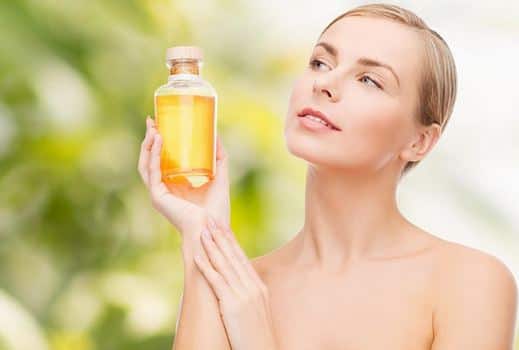 तेल का उपयोग करके रंग निकाले-  जिद्दी रंग हमारी त्वचा पर एक बुरा दाग छोड़ते हैं. थोड़ी सी रूई पर जैतून का तेल लेकर धीरे-धीरे त्वचा से रंगों को हटाएं. यह आपकी त्वचा को मॉइस्चराइज करेगा   और साथ ही साथ सभी रंगों को प्रभावी रूप से हटाएगा.