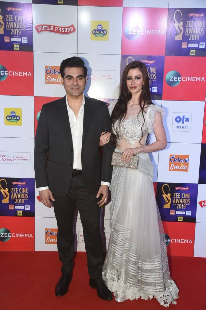 वही अरबाज खान इस अवॉर्ड शो में गर्लफ्रेंड के साथ पहुंचे.