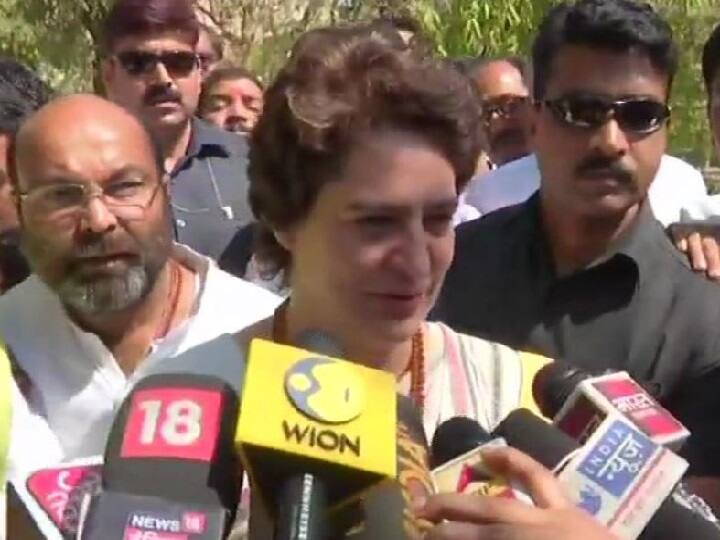 Lok Sabha Election 2019: Priyanka Gandhi on PM Modi's tweet The biggest casualty of dynastic politics are institutions वंशवाद पर PM मोदी ने लिखा ब्लॉग तो प्रियंका गांधी ने किया पलटवार, कहा- हमें जितना डराएंगे, उतनी ताकत से लड़ेंगे