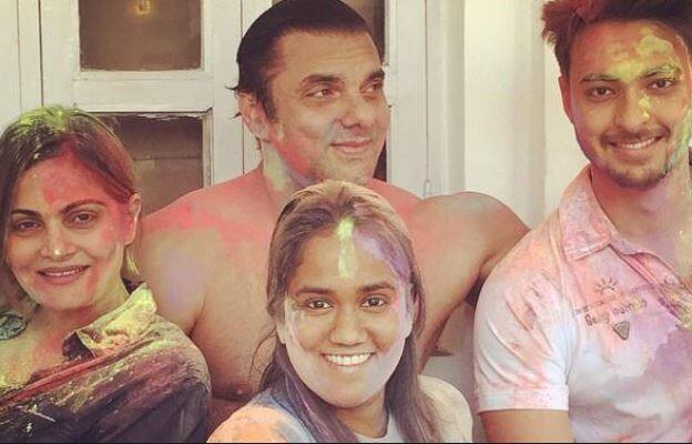 सलमान खान का परिवार अक्सर हर त्योहार पर एकजुट नजर आता है और बड़े ही धूमधाम से मनाते हैं. इस तस्वीर में सलमान के छोटे भाई सोहेल, उनकी बहन अर्पिता नजर आ रही हैं.