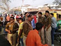 गोरखपुर: होली के पहले दो मंदिरों में प्रतिमाएं खंडित करने से तनाव, सड़क पर फेंक दी गईं मूर्तियां