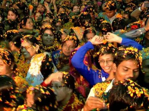 कुंभ नगरी में खेली जा रही फूलों की होली, तीन दिनों तक होता है आयोजन कुंभ नगरी में खेली जा रही फूलों की होली, तीन दिनों तक होता है आयोजन