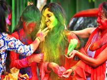 IN PICS: देश में मनाया जा रहा है होली का जश्न, देखें- 10 शहरों की ये बेहद खास तस्वीरें...