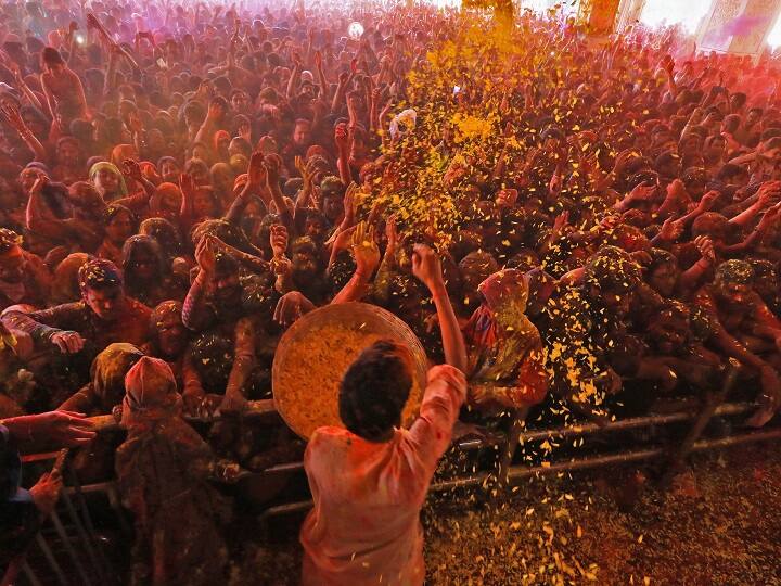 राजस्थान की राजधानी जयपुर में होली के लिए मंदिर में उमड़ा जनसैलाब. भीड़ पर रंग और गुलाल की बारिश की जा रही है. दृश्य अत्यंत मनमोहक लग रहा है.