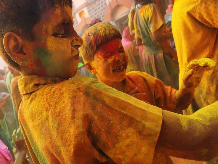 यह तस्वीर मुंबई की है. यहां दृष्टिबाधित बच्चे होली खेल रहे हैं. गुलाल के रंगों में डूबे बच्चे जमकर होली मना रहे हैं.