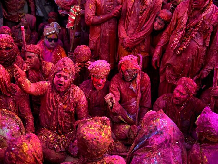 पूरे देश में आज होली का त्योहार रंग और गुलाल में सराबोर होकर लोग मना रहे हैं. होली को लेकर पूरे देश में उत्साह है. यह तस्वीर यूपी के नंदगांव की है. यहां देखें देश के विभिन्न हिस्सों में होली मनाते लोगों की तस्वीरें.