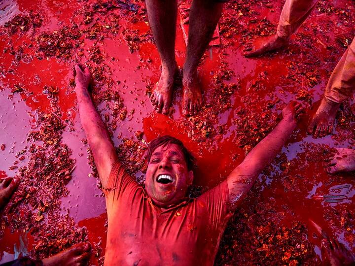 यह तस्वीर उत्तर प्रदेश के नंदगांव की है. यहां देखिए किस तरह पूरे उत्साह और उमंग के साथ होली के रंग में यह युवक डूबा हुआ है.