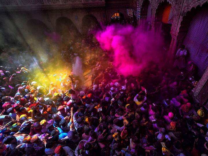 होली के दिन लोग अपने रिश्तेदारों के यहां जाते हैं और फिर सभी लोग एक जगह इकट्ठा होकर होली खेलते हैं. यह तस्वीर वृंदावन की है.