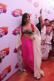 होली के दिन मस्त मलंग अवतार में नजर आईं कैटरीना कैफ, सोशल मीडिया पर वायरल हो रही तस्वीरें