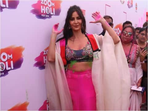होली के दिन मस्त मलंग अवतार में नजर आईं कैटरीना कैफ, सोशल मीडिया पर वायरल हो रही तस्वीरें होली के दिन मस्त मलंग अवतार में नजर आईं कैटरीना कैफ, सोशल मीडिया पर वायरल हो रही तस्वीरें