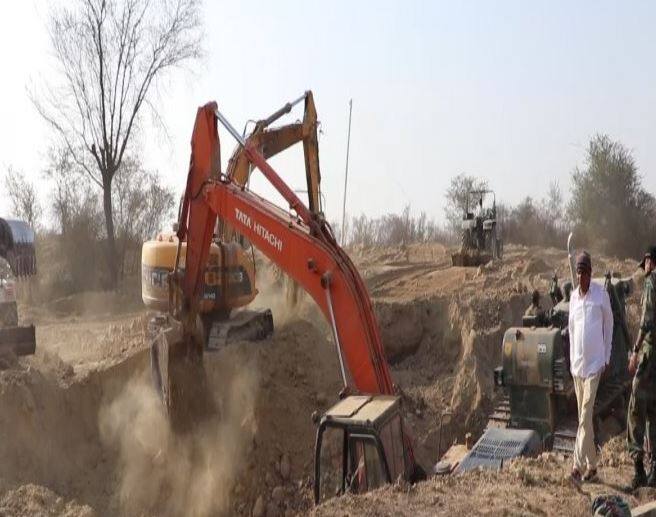 हरियाणा: 60 फुट गहरे बोरवेल में गिरा डेढ़ साल का बच्चा, 41 घंटे से बचाव अभियान जारी haryana child falls in 60 foot deep borewell in hisar rescue operation continues हरियाणा: 60 फुट गहरे बोरवेल में गिरा डेढ़ साल का बच्चा, 41 घंटे से बचाव अभियान जारी