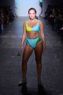 कलरफुल बिकिनी पहन मॉडल ने रैंप पर बिखेरे जलवे, देखें तस्वीरें