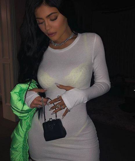 इन तस्वीरों में काइली की ग्रीन बिकिनी उनके कपड़ों से झलकती साफ नजर आ रही है. 