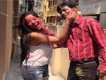 मोनालिसा ने कुछ इस अंदाज में मनाई होली, सामने आईं ऐसी HOT तस्वीरें