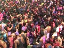 प्रयागराज में दूसरे दिन भी उड़ रहे हैं अबीर-गुलाल, खेली जा रही है कपड़ाफाड़ होली