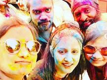 VIDEO: हिना खान ने होली के दिन जमकर उड़ाया अबीर-गुलाल, एरिका फर्नांडिस को भी रंगा