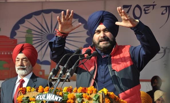 2004 में नवजोत सिंह सिद्धू भारतीय जनता पार्टी (भाजपा) में शामिल हो गए और अमृतसर से आम चुनाव लड़ा और चुनाव जीता. पार्टी छोड़ने से पहले 2016 में इन्हें पंजाब से राज्यसभा के लिए मनोनीत किया गया था. .2017 में वे कांग्रेस में शामिल हुए और पूर्व अमृतसर से आम चुनाव लड़ा और चुनाव जीता. 