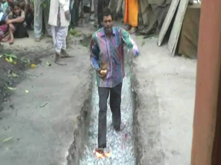 People walk on fire in Madhya Pradesh on Holi आस्था: मन्नत पूरी होने पर अंगारों पर से गुजर जाते हैं लोग