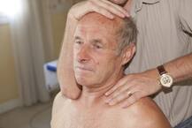 सावधान, गर्दन मसाज करना पड़ सकता है महंगा, हॉस्पिटल पहुंच गया ये आदमी, जानें क्या है पूरा मामला