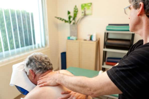 bone care tips to avoid neck pain shoulder pain and spine रीढ़ की हड्डी को सीधा रखना है तो युवा ना करें ये गलती, बुढ़ापे में भी दिखेंगे सुपर हैंडसम