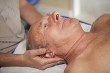 सावधान, गर्दन मसाज करना पड़ सकता है महंगा, हॉस्पिटल पहुंच गया ये आदमी, जानें क्या है पूरा मामला