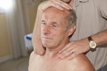 सावधान, गर्दन मसाज करना पड़ सकता है महंगा, हॉस्पिटल पहुंच गया ये आदमी, जानें क्या है पूरा मामला