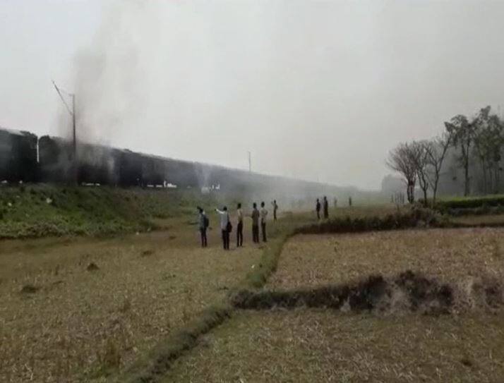 कटिहार: डिब्रूगढ़-चंडीगढ़ एक्सप्रेस के इंजन में लगी आग, चलती ट्रेन से कूदे दो यात्री, हुई मौत