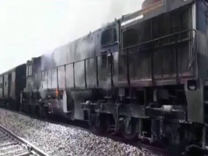 Katihar: Dibrugarh-Chandigarh Express catches fire कटिहार: डिब्रूगढ़-चंडीगढ़ एक्सप्रेस के इंजन में लगी आग, चलती ट्रेन से कूदे दो यात्री, हुई मौत