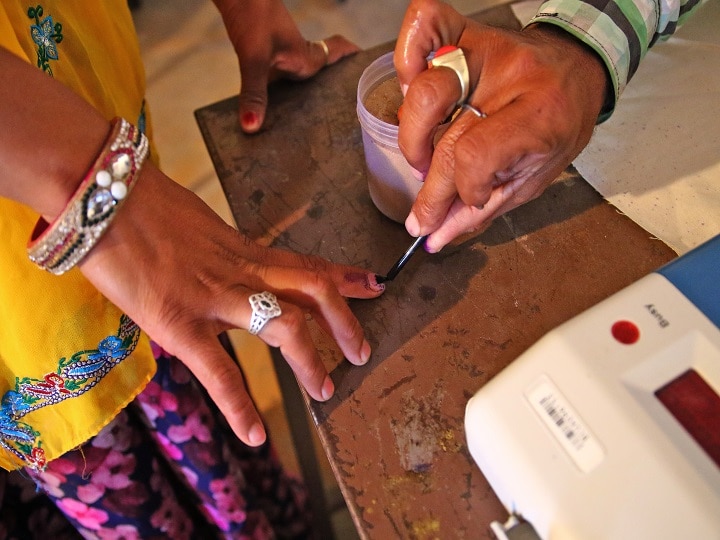   Lok Sabha Elections 2019- Accused of fraudulent voting on Burkha in Amroha, District Administration rejects लोकसभा चुनाव 2019: अमरोहा में बुर्कानशीनों पर फर्जी मतदान का आरोप, जिला प्रशासन ने नकारा