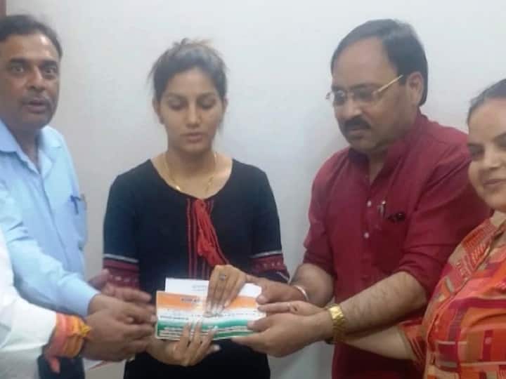 कांग्रेस में शामिल हुईं मशहूर डांसर सपना चौधरी, मथुरा से हेमा मालिनी के खिलाफ लड़ सकती हैं चुनाव