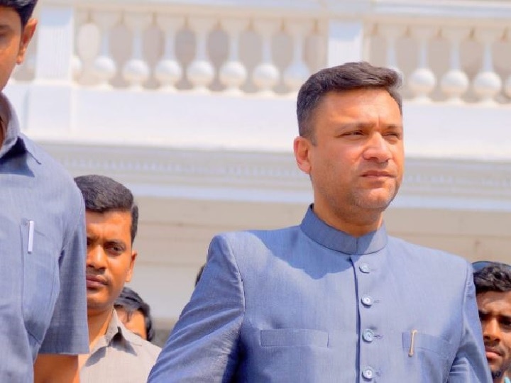 Akbaruddin Owaisi, who threatened the Hindus, requested the Chief Minister of Telangana to develop the temple हैदराबाद: अकबरुद्दीन ओवैसी ने मुख्यमंत्री से मंदिर के विस्तार का किया अनुरोध, मांगे 10 करोड़