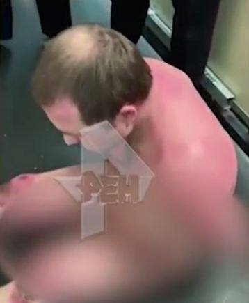 पुलिस की गिरफ्त में इस पुरुष की वीडियो भी सोशल मीडिया पर वायरल हो रही है. 