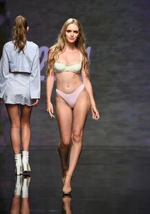 बिकिनी में बेहद हॉट अंदाज में रैंप पर वॉक करती नजर आईं मॉडल्स, देखें तस्वीरें