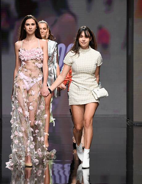 इस फैशन शो का आयोजन आर्ट हार्ट्स फैश द्वारा किया गया था. 