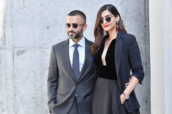 जिन महिलाओं को हील्स पहनना पसंद नहीं होता या जो महिला हील्स में सहज महसूस नहीं करती. उनके लिए सबसे बेस्ट‍ है कि कम हाइट के पार्टनर संग हील्स को कोई झंझट ही नहीं है. 