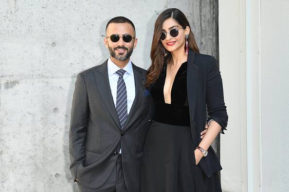 पार्टनर को चूमना हो तो उसके लिए महिला को अपनी गर्दन पर अधिक दबाव देने की भी जरूरत नहीं.