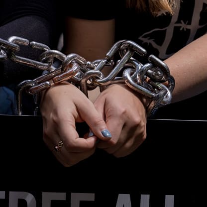 छुड़ाए जाने के बाद महिला ने पुलिस को बताया कि मेरे पति और ससुराल वाले मुझे बांधकर पीटते थे.